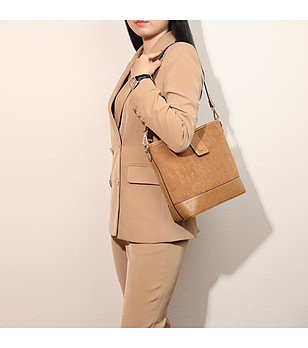 Дамска чанта в светлокафяво  снимка