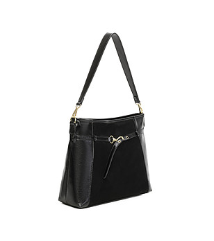 Черна дамска чанта с матов панел снимка