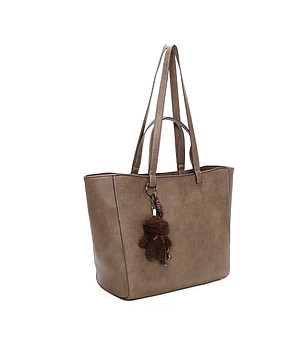 Дамска чанта в цвят капучино с висулка мече снимка