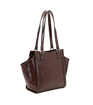 Дамска кафява чанта с нестандартна форма снимка