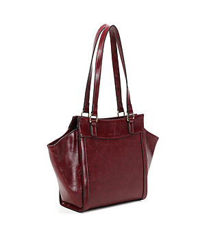 Дамска чанта в бордо с нестандартна форма снимка