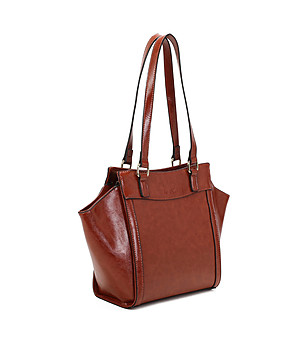 Дамска чанта в цвят камел с нестандартна форма снимка