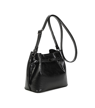 Дамска чанта през рамо в черно снимка