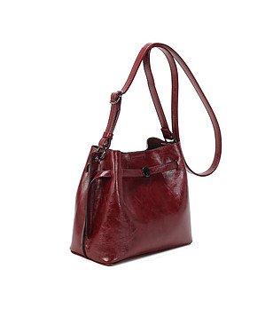 Дамска чанта през рамо в цвят марсала снимка