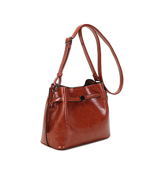 Дамска чанта през рамо в цвят коняк снимка