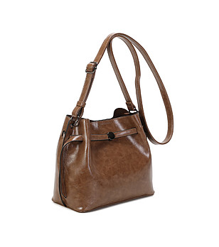 Дамска чанта през рамо в цвят капучино снимка