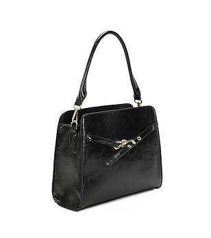 Дамска чанта в черно с декоративна катарама снимка