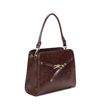 Дамска чанта в тъмнокафяво с декоративна катарама снимка