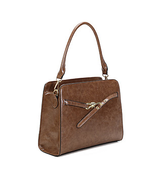 Дамска чанта в кафяво с декоративен елемент снимка