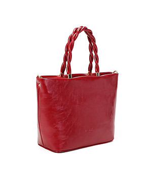 Дамска чанта в червено с усукани дръжки снимка