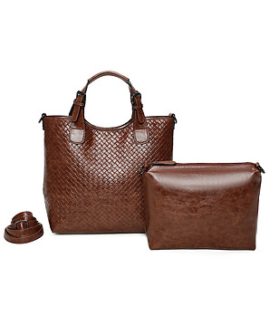 Кафява дамска чанта с плетен ефект и несесер снимка
