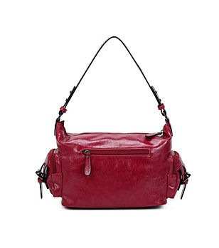 Дамска чанта в малиново червено с външни джобове снимка