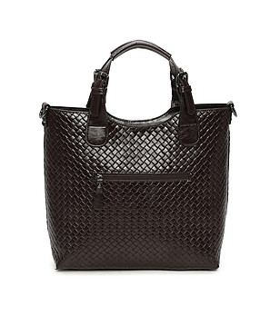 Дамска чанта в кафяво с плетен ефект снимка