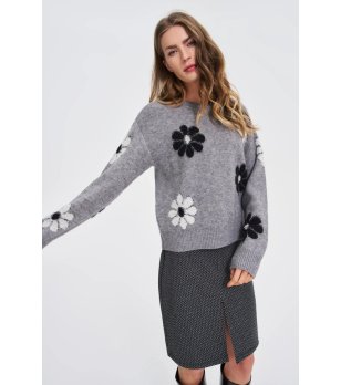 Дамски сив пуловер с цветя снимка