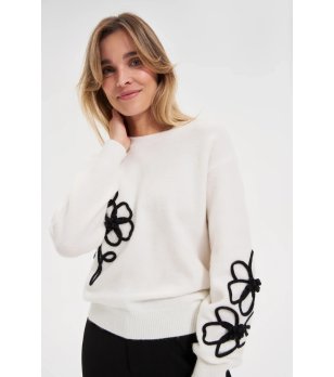 Дамски бял пуловер с флорални апликации снимка