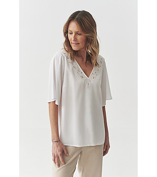 Бяла дамска блуза с рязана дантела DISSIA снимка