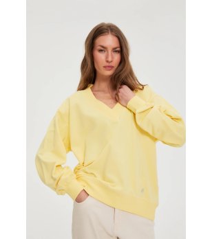 Жълта спортна блуза с дълъг ръкав и V-образно деколте снимка