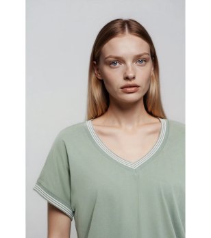 Дамска маслено зелена тениска с V-образно деколте снимка