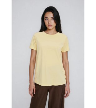 Жълта тениска с къс ръкав и декоративни копчета снимка