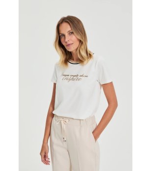 Бяла тениска с къс ръкав и надпис снимка