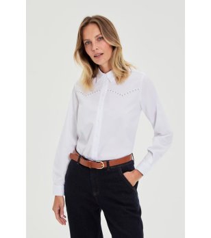 Бяла дамска риза с дълъг ръкав и декоративни капси снимка