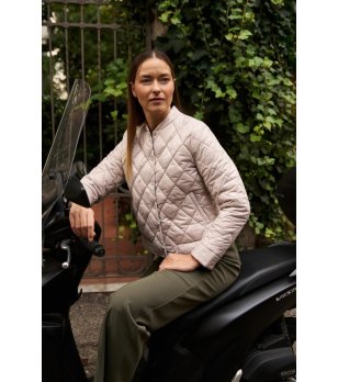 Дамско светлобежово капитонирано яке снимка