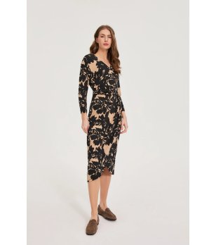 Черна рокля с флорален принт снимка