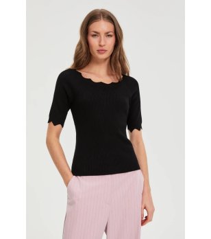 Дамска черна блуза с къс ръкав и вълнообразно деколте снимка