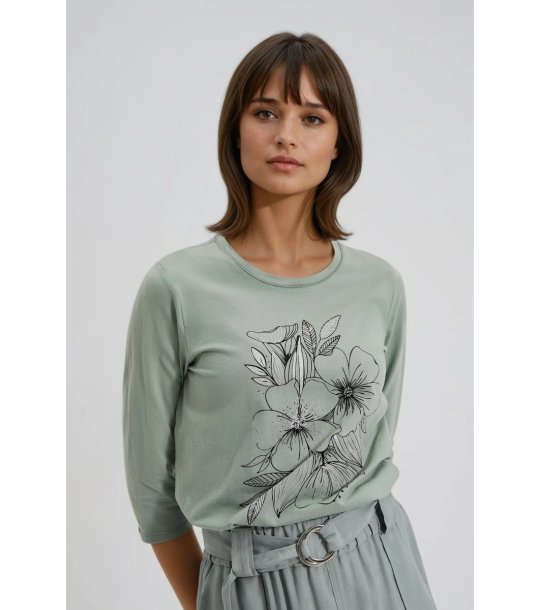 Дамска маслено зелена блуза с 3/4 ръкав и флорален принт снимка