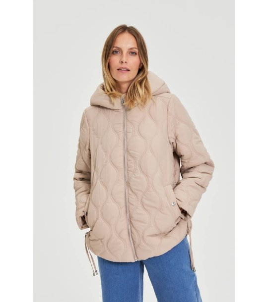 Бежово капитонирано яке с качулка снимка