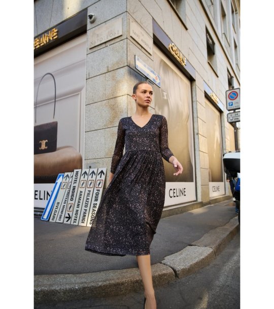 Черна рокля с принт и V-образно деколте снимка