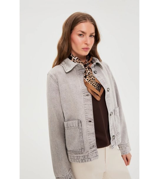 Дамски кафяв шал с леопардов принт снимка