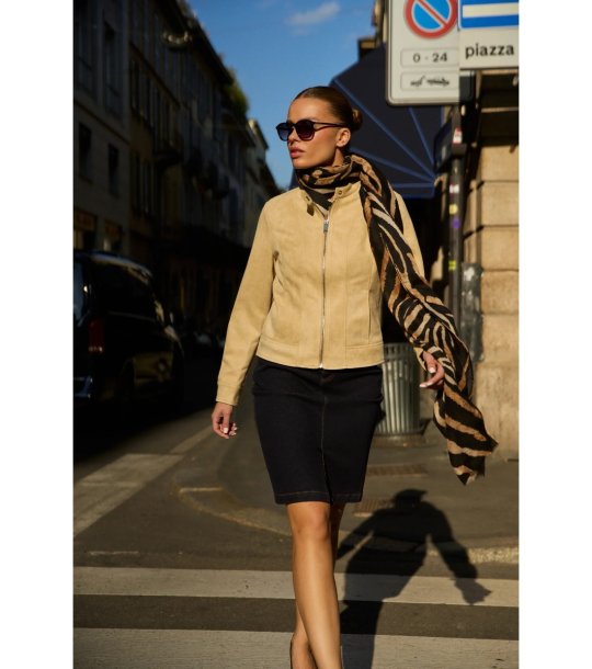 Дамски черен шал с животински принт снимка