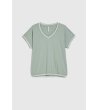 Дамска маслено зелена тениска с V-образно деколте-4 снимка