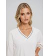 Дамска блуза в екрю с V-образно деколте-1 снимка