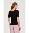 Дамска черна блуза с къс ръкав и вълнообразно деколте-3 снимка