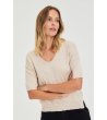 Бежова дамска блуза с V-образно деколте -1 снимка