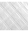 Бяла велветова кувертюра с геометрично капитониране 220x240-3 снимка