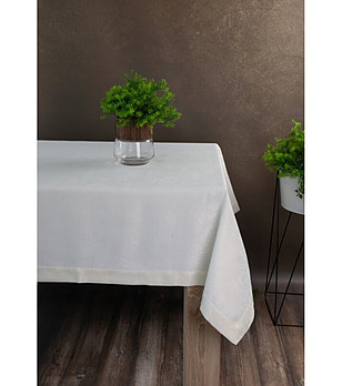 Кремава покривка със златиста кант 145x300 см снимка