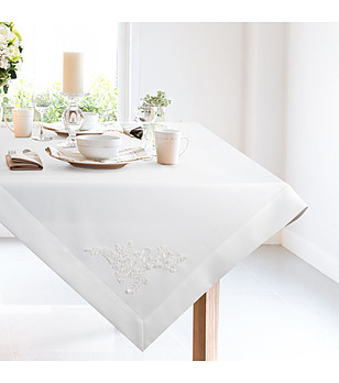 Бяла декоративна покривка с дантелена апликация 85x85 см снимка