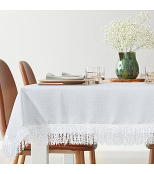 Бяла покривка с ресни 140x260 см снимка