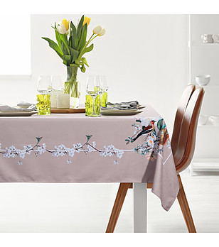 Тъмнобежова покривка със зелен растително-животински принт 140x220 см снимка