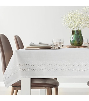 Светлокремава покривка с фин бродиран кант 160x350 см снимка