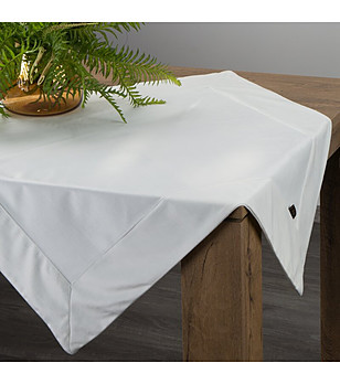 Бяла кадифена покривка 85x85 см с декоративна лента снимка