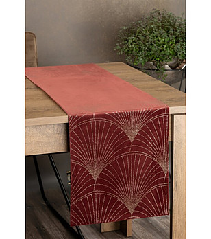 Керемидено-червен тишлайфер от кадифе със златист геометричен десен 35x140 см снимка