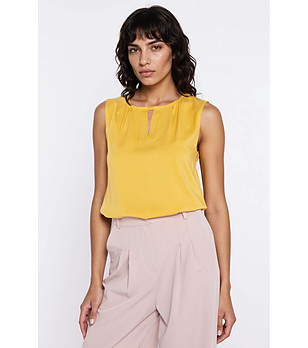 Жълта блуза без ръкави с V-образен отвор снимка