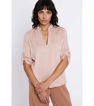 Бежова блуза с V-образно деколте снимка