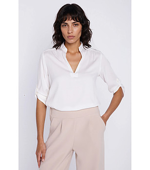 Дамска блуза в екрю с навити ръкави снимка