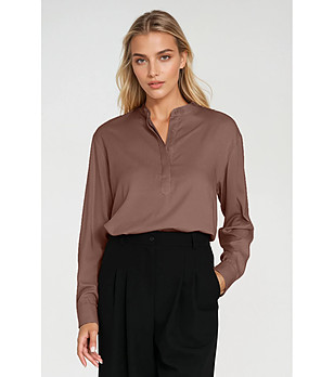 Кафява блуза с яка снимка