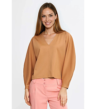 Карамелена блуза с V-образно деколте снимка